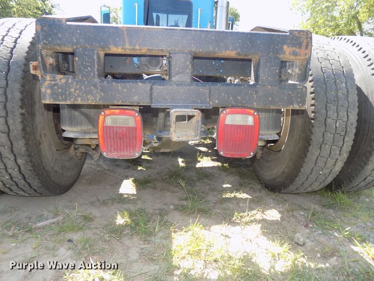 image for item DE7747 1996 Freightliner FLD112 semi truck