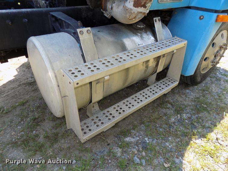 image for item DE7747 1996 Freightliner FLD112 semi truck