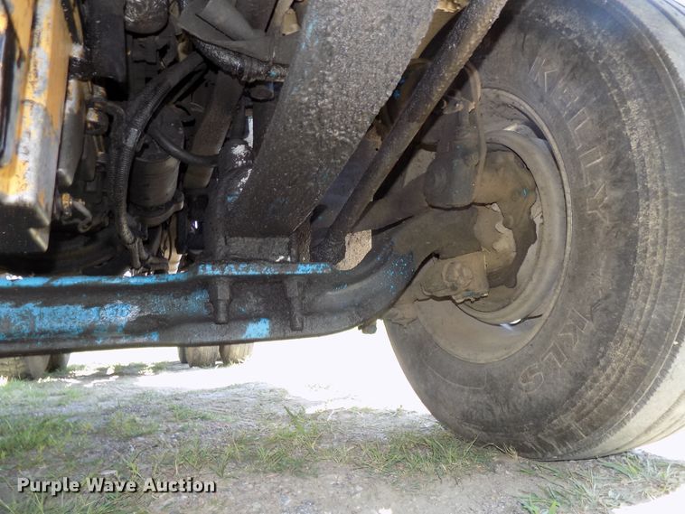 image for item DE7747 1996 Freightliner FLD112 semi truck