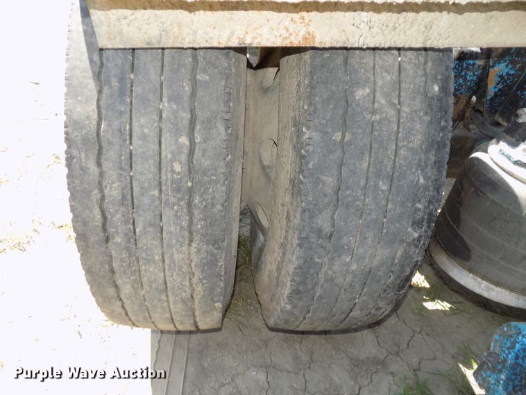 image for item DE7747 1996 Freightliner FLD112 semi truck