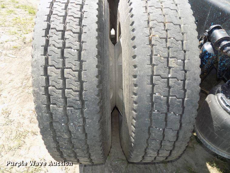 image for item DE7747 1996 Freightliner FLD112 semi truck