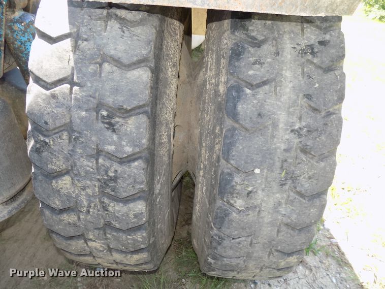 image for item DE7747 1996 Freightliner FLD112 semi truck