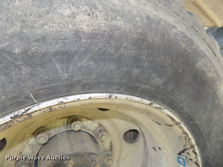 image for item DE7747 1996 Freightliner FLD112 semi truck