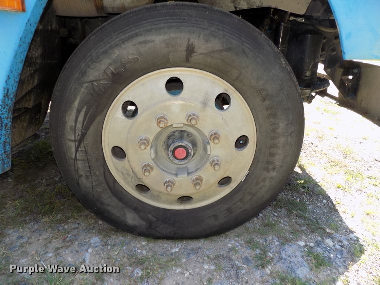 image for item DE7747 1996 Freightliner FLD112 semi truck