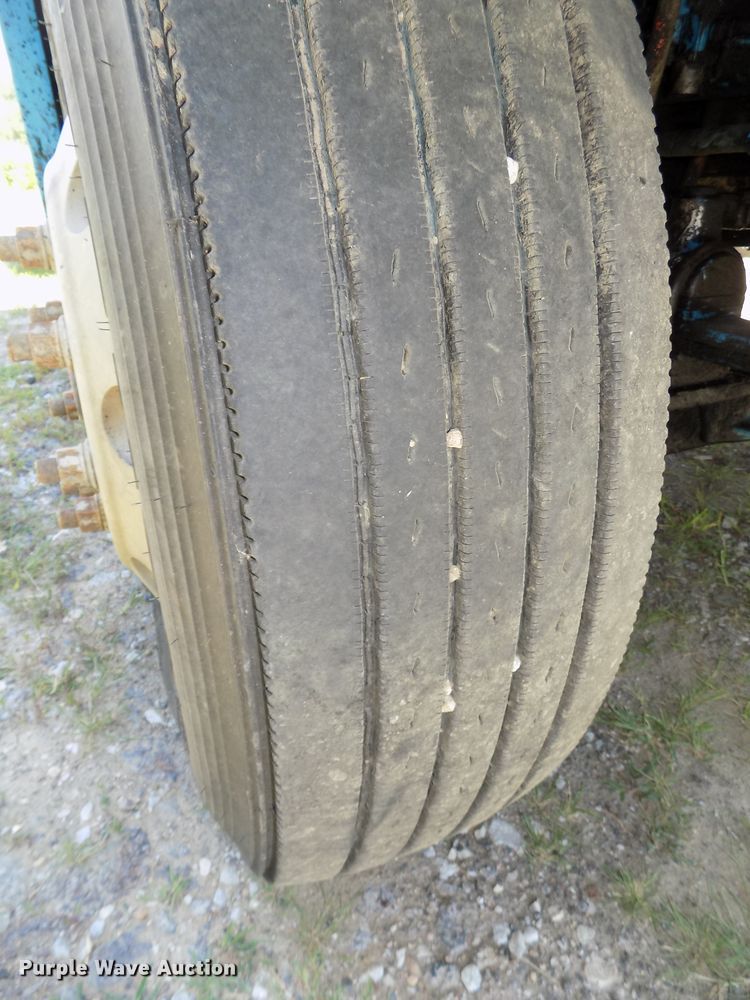 image for item DE7747 1996 Freightliner FLD112 semi truck