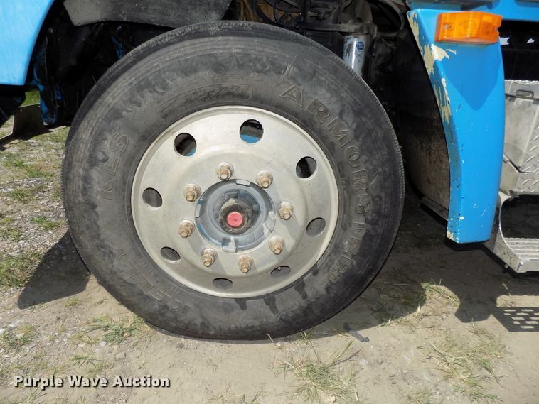 image for item DE7747 1996 Freightliner FLD112 semi truck