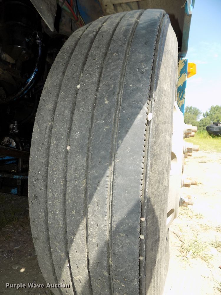 image for item DE7747 1996 Freightliner FLD112 semi truck