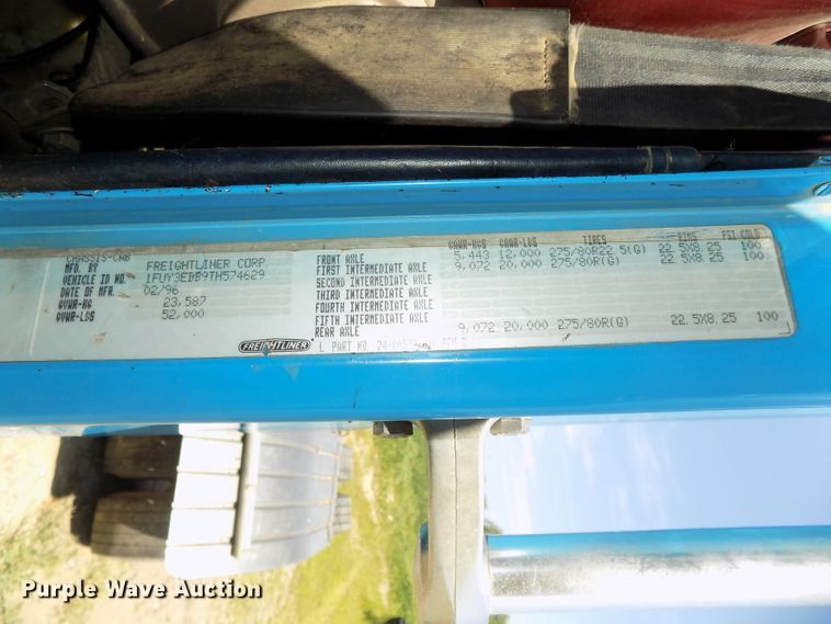 image for item DE7747 1996 Freightliner FLD112 semi truck