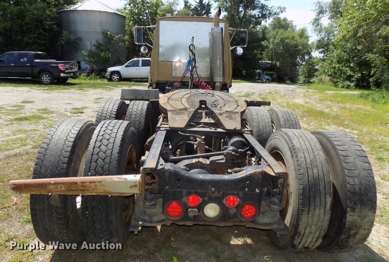 image for item DE7748 1993 Ford Aeromax LTL9000 semi truck