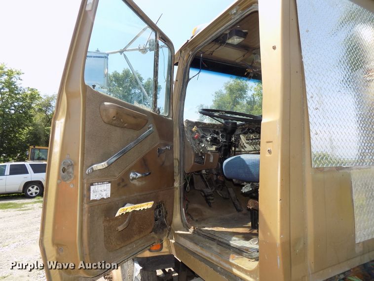 image for item DE7748 1993 Ford Aeromax LTL9000 semi truck