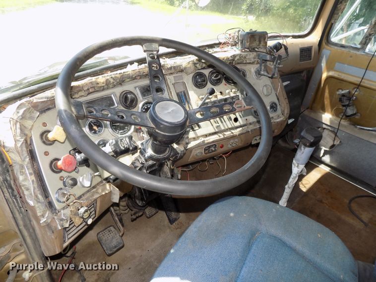 image for item DE7748 1993 Ford Aeromax LTL9000 semi truck