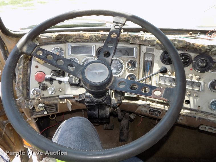 image for item DE7748 1993 Ford Aeromax LTL9000 semi truck