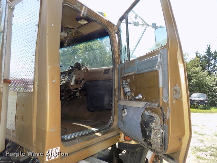 image for item DE7748 1993 Ford Aeromax LTL9000 semi truck