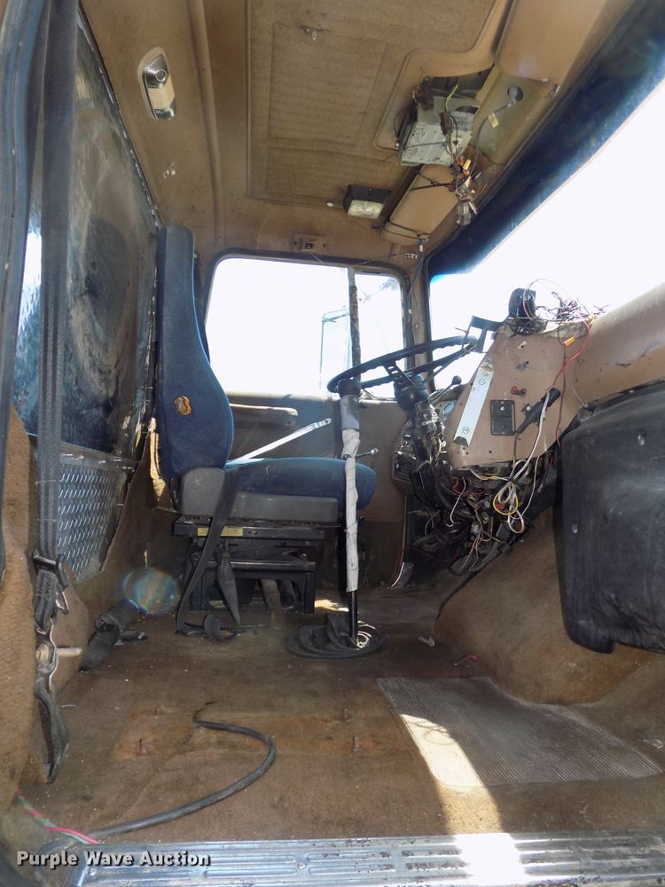 image for item DE7748 1993 Ford Aeromax LTL9000 semi truck