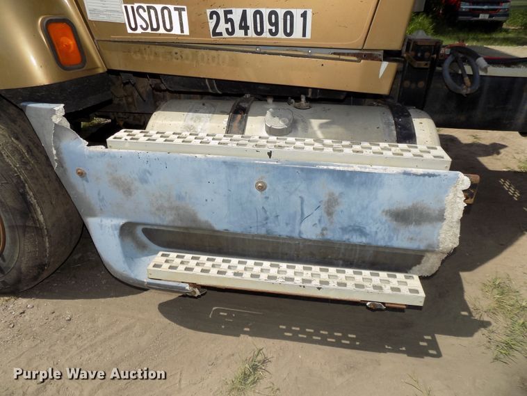 image for item DE7748 1993 Ford Aeromax LTL9000 semi truck