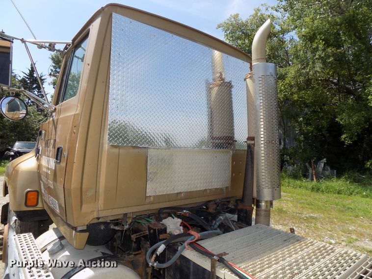 image for item DE7748 1993 Ford Aeromax LTL9000 semi truck