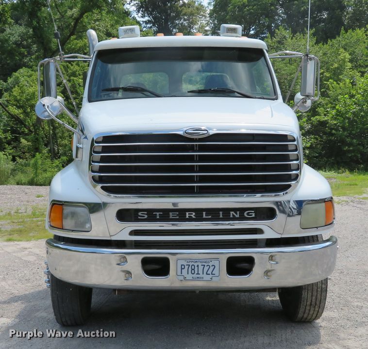 image for item DE8216 2004 Sterling L-Line semi truck