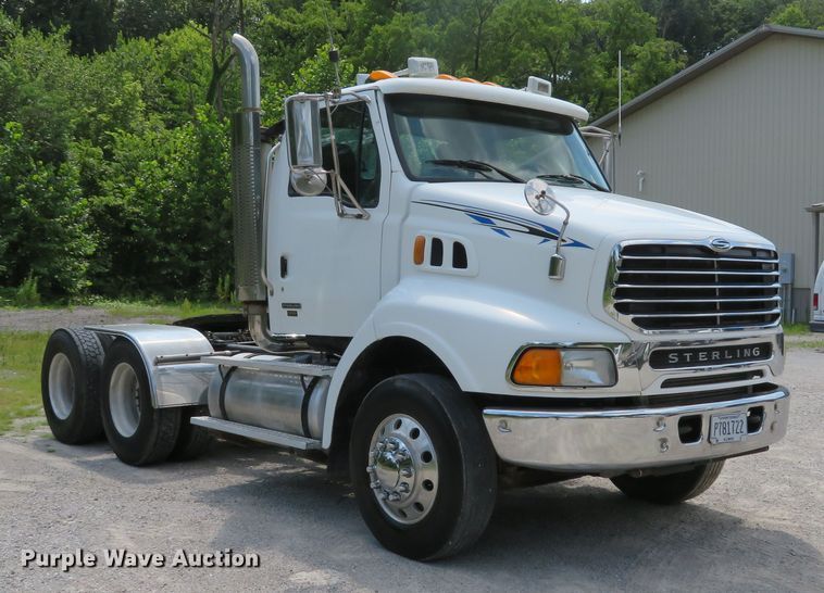 image for item DE8216 2004 Sterling L-Line semi truck