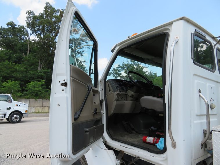 image for item DE8216 2004 Sterling L-Line semi truck