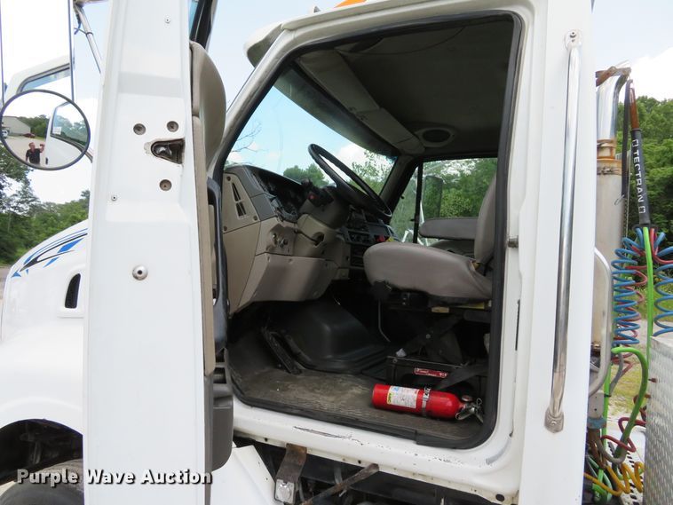 image for item DE8216 2004 Sterling L-Line semi truck