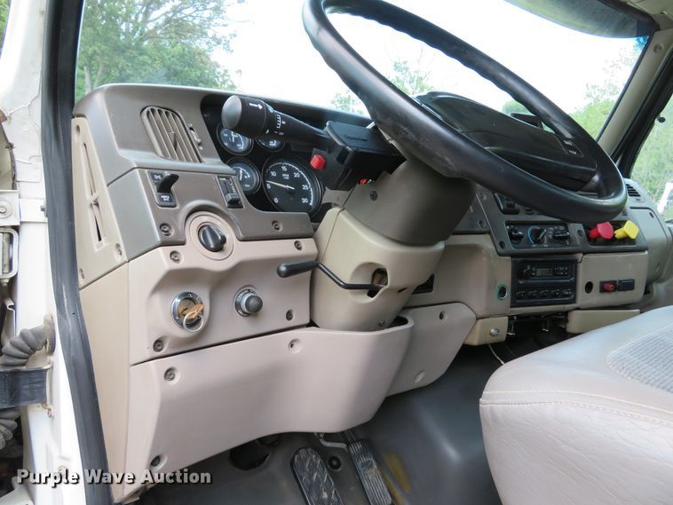 image for item DE8216 2004 Sterling L-Line semi truck