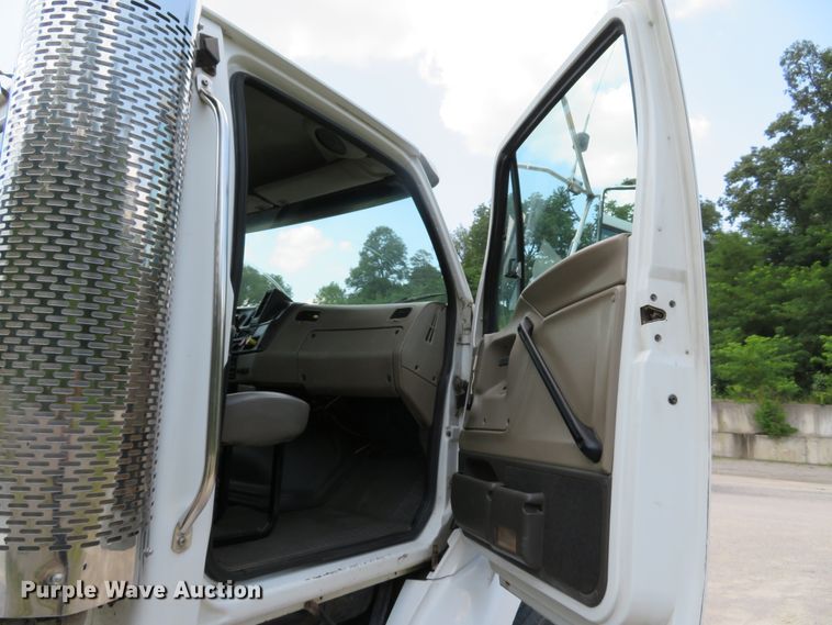 image for item DE8216 2004 Sterling L-Line semi truck