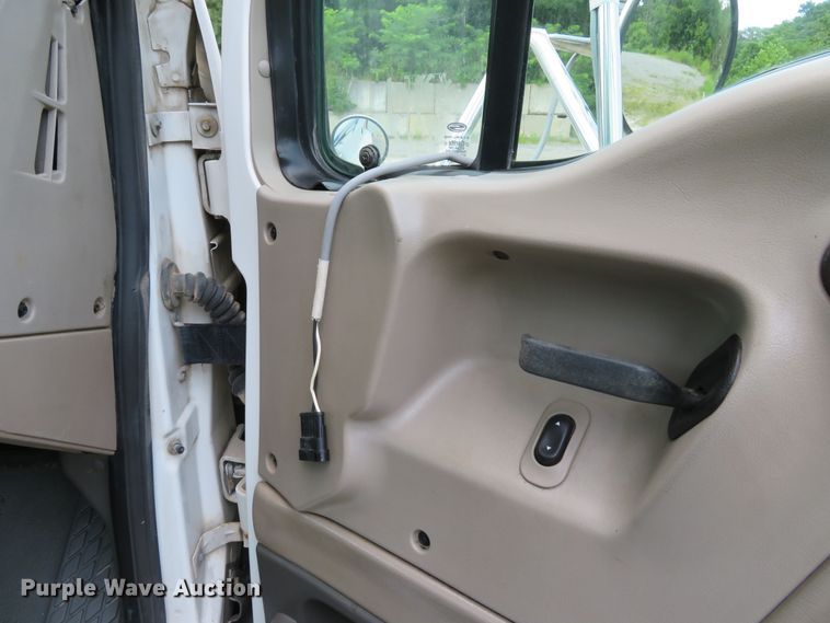 image for item DE8216 2004 Sterling L-Line semi truck