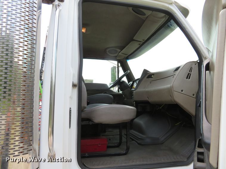 image for item DE8216 2004 Sterling L-Line semi truck