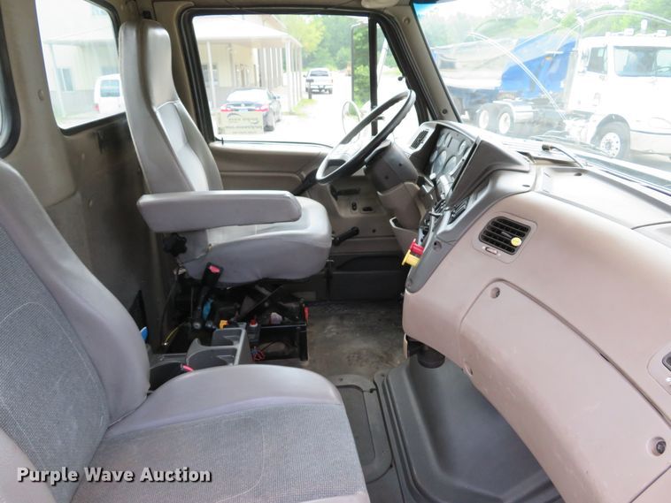 image for item DE8216 2004 Sterling L-Line semi truck