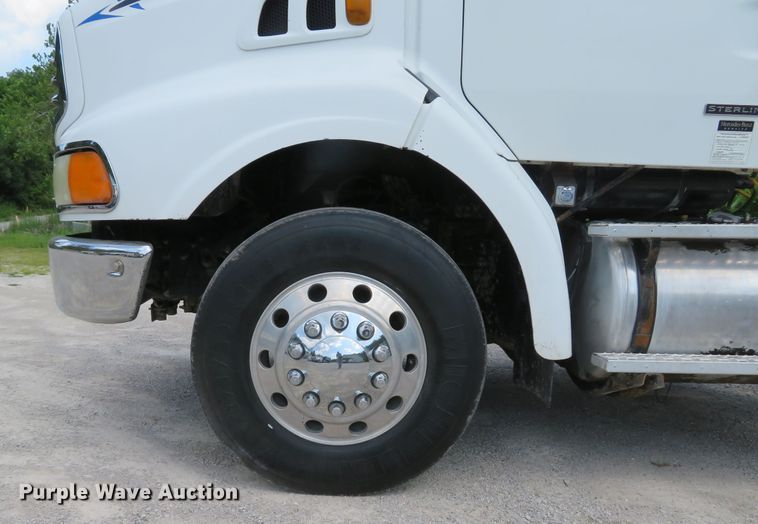 image for item DE8216 2004 Sterling L-Line semi truck