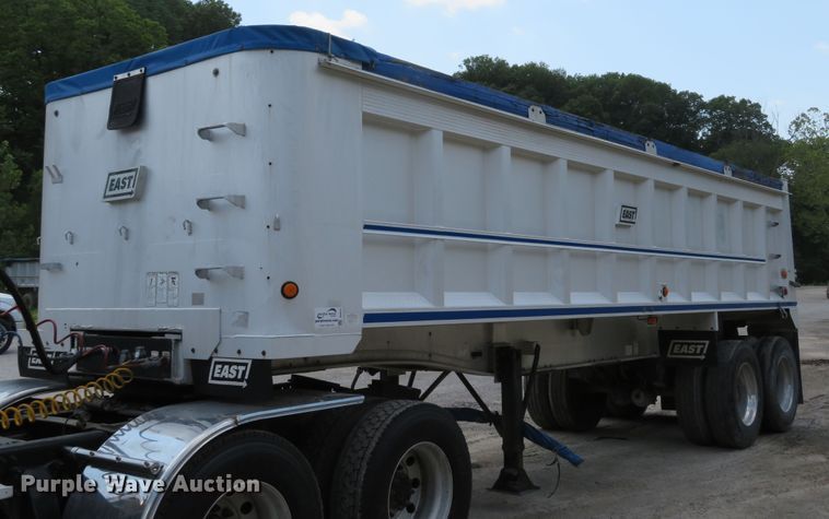 image for item DE8217 2001 East end dump trailer
