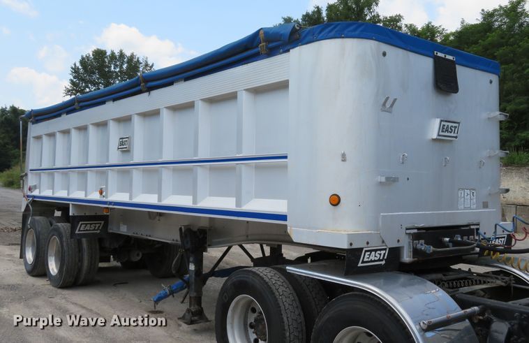 image for item DE8217 2001 East end dump trailer