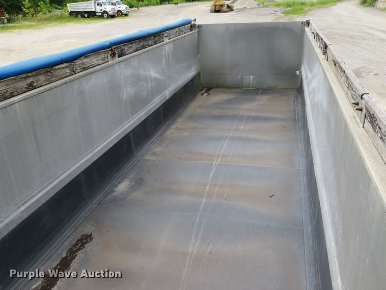 image for item DE8217 2001 East end dump trailer