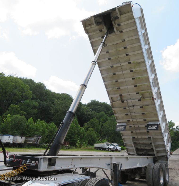 image for item DE8217 2001 East end dump trailer