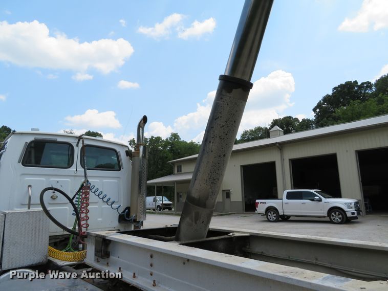 image for item DE8217 2001 East end dump trailer