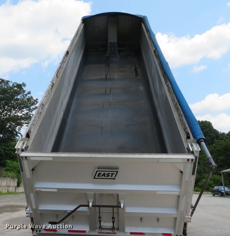 image for item DE8217 2001 East end dump trailer