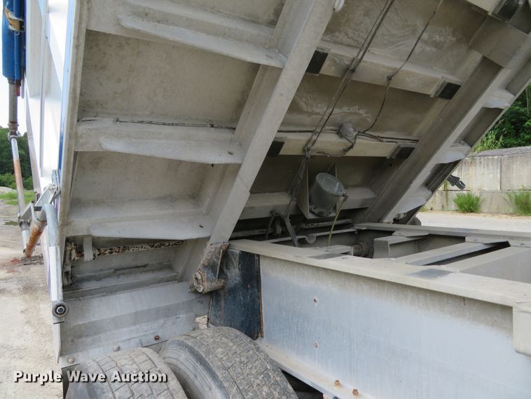 image for item DE8217 2001 East end dump trailer