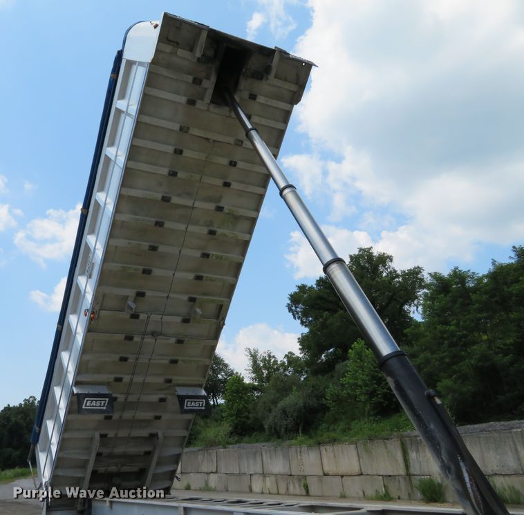 image for item DE8217 2001 East end dump trailer