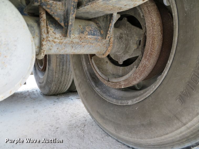 image for item DE8217 2001 East end dump trailer