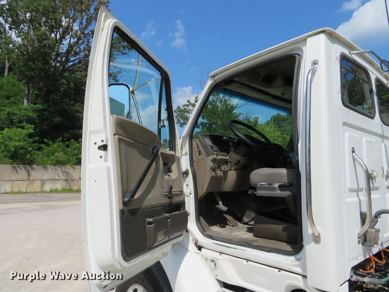 image for item DE8218 2004 Sterling A-Line semi truck