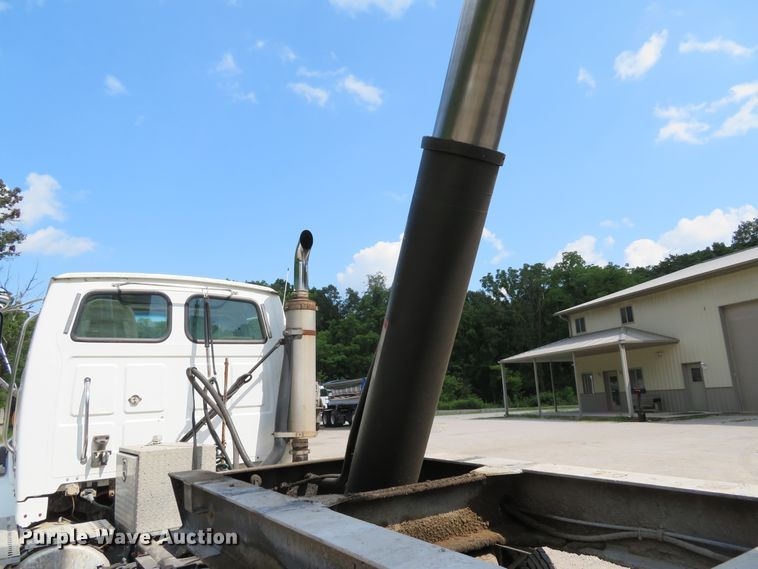 image for item DE8219 1997 East end dump trailer