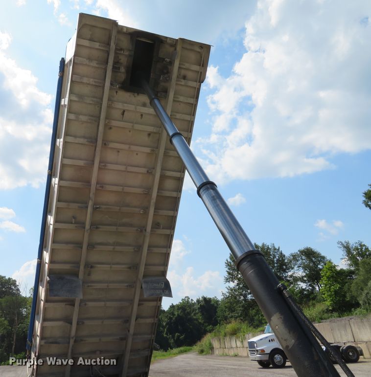 image for item DE8219 1997 East end dump trailer