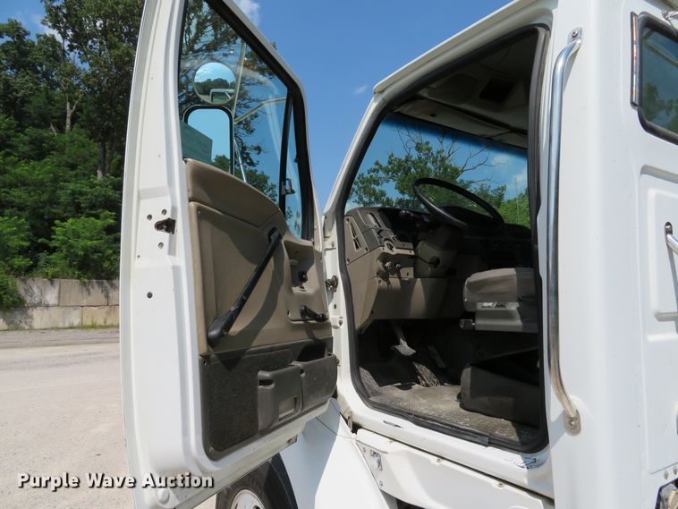 image for item DE8220 2004 Sterling A-Line semi truck