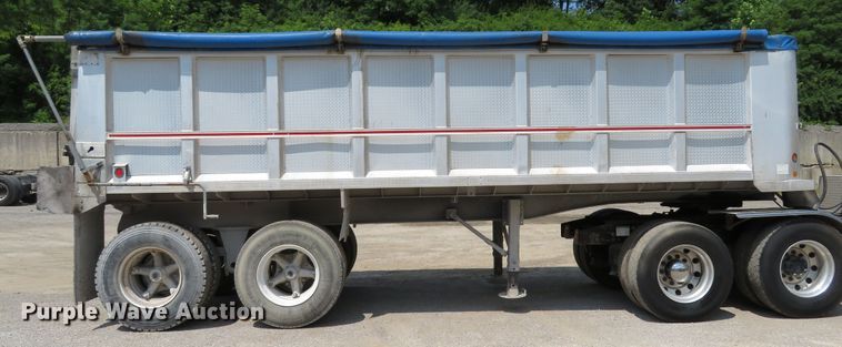 image for item DE8221 1997 East end dump trailer