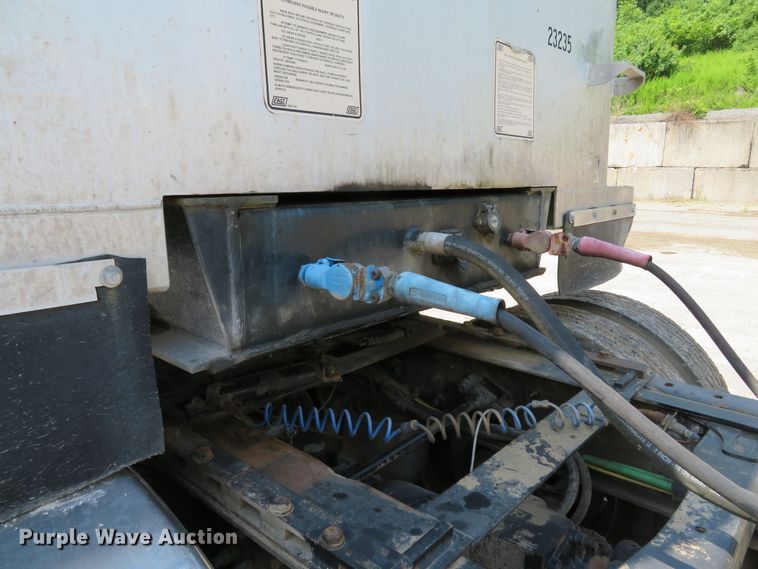 image for item DE8221 1997 East end dump trailer