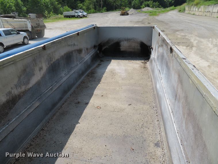 image for item DE8221 1997 East end dump trailer