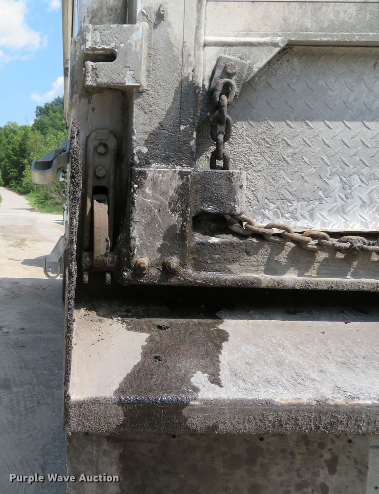 image for item DE8221 1997 East end dump trailer