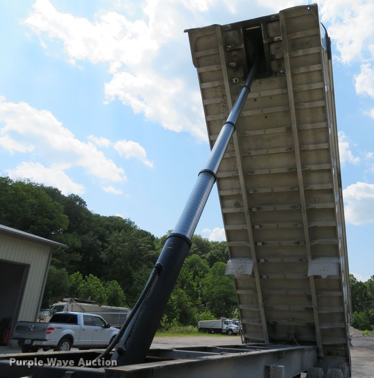 image for item DE8221 1997 East end dump trailer