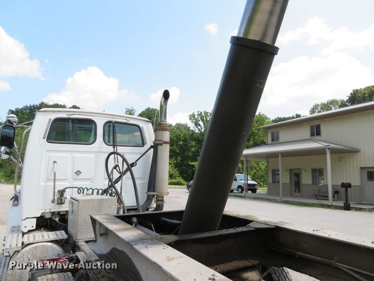 image for item DE8221 1997 East end dump trailer