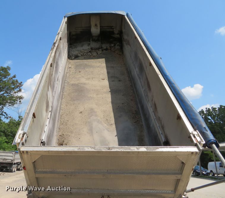 image for item DE8221 1997 East end dump trailer